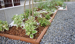 ウリン材６０角で簡単花壇