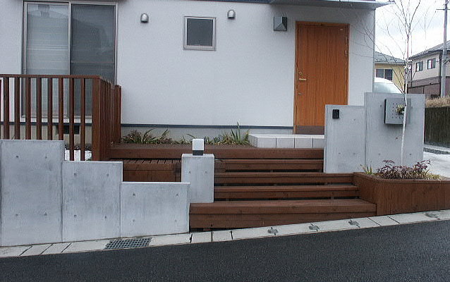天然木材でアプローチ階段