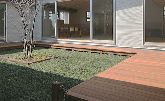 中庭の周りにウリンウッドデッキ