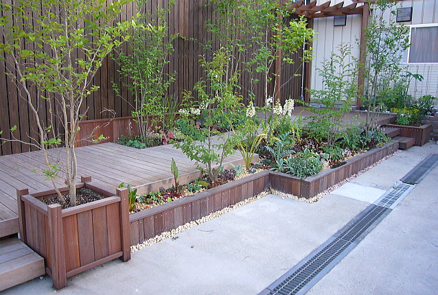 高耐久のウリン材の花壇