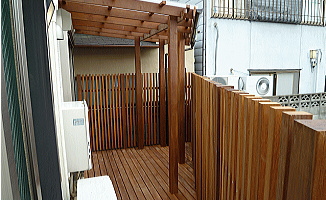 裏庭に半目隠しの縦格子フェンス