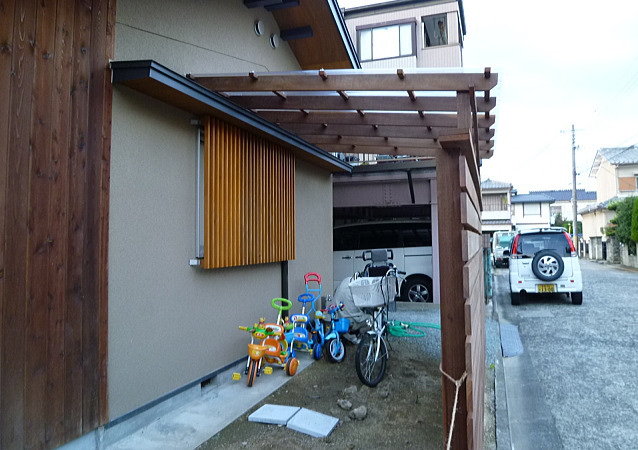 ウリン材のパーゴラで自転車置場