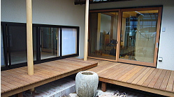 和風の建物にウリン材でウッドデッキ